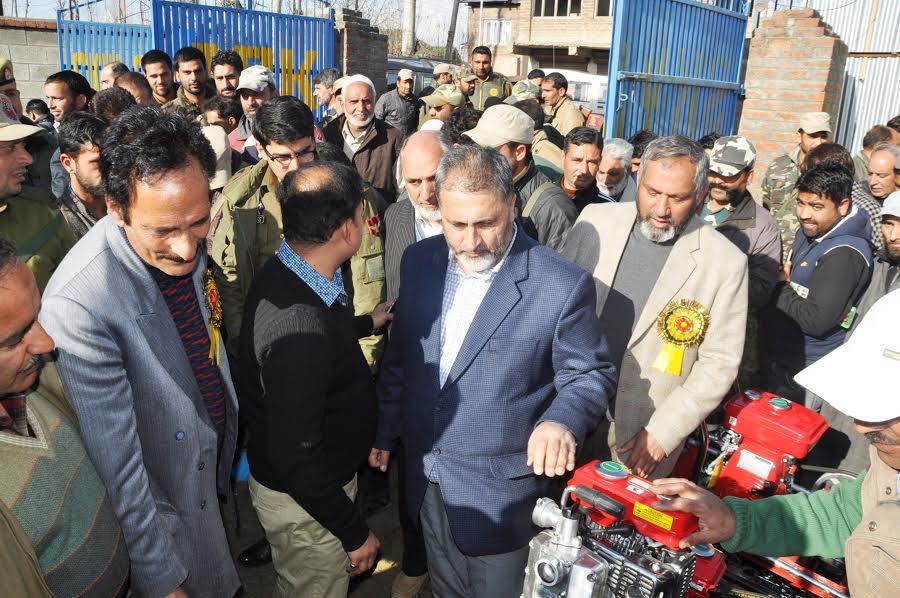 Div Com inaugurates Kissan Mela at Pulwama